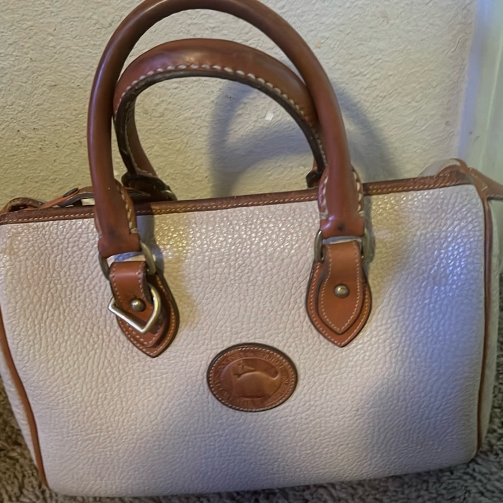 Gorgeous, vintage, luxury Dooney & Burke Leather and Waterproof satchel! 👜